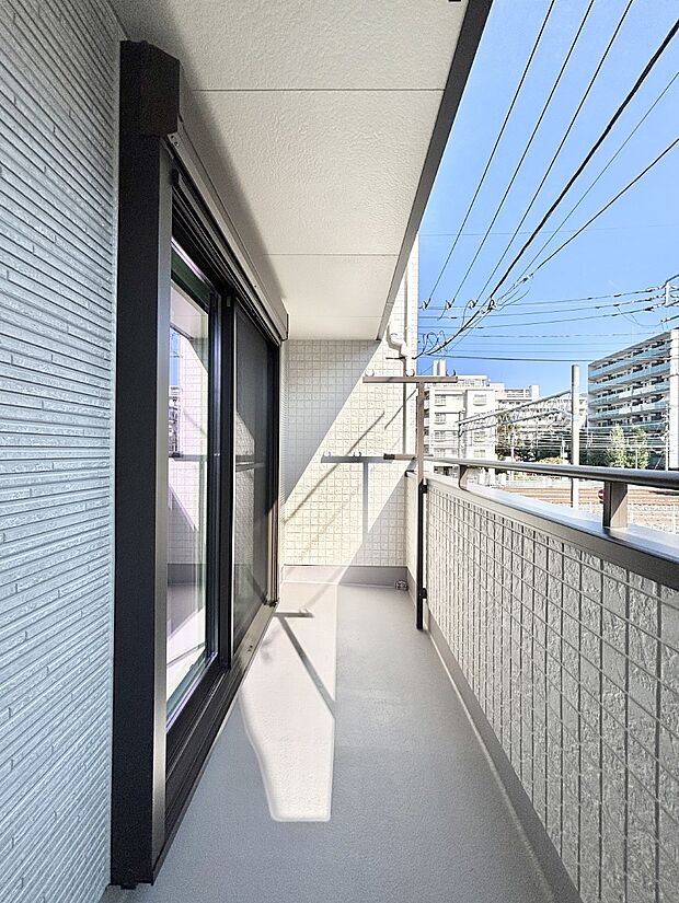 暖かな陽光が降り注ぐバルコニーはお洗濯におすすめ。爽やかな風も心地よいです。 