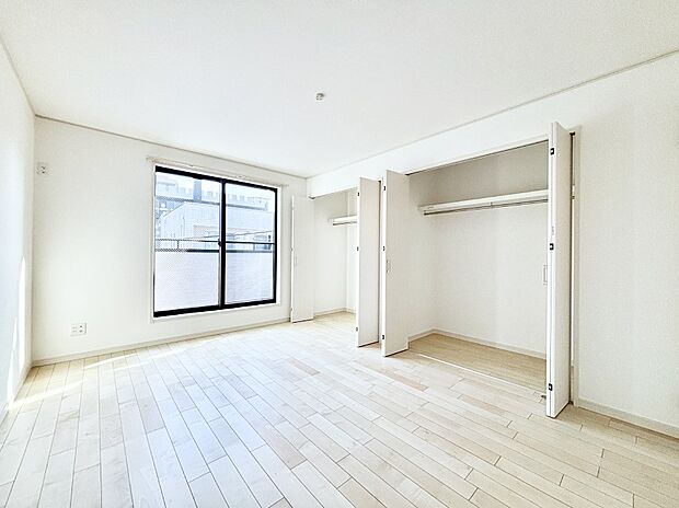 バルコニーが開放感をプラスしてくれる洋室