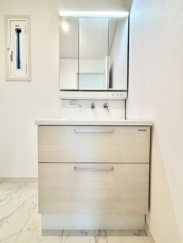 大きく見やすい三面鏡で清潔感ある洗面台は、身だしなみチェックや肌のお手入れにおすすめです。