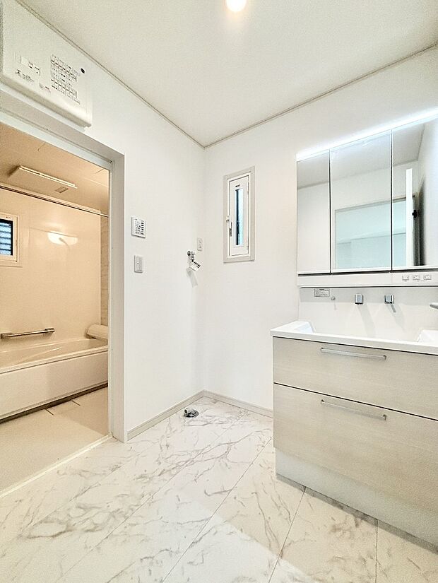 小窓がついているので湿気の多い場所でも換気が十分行えます。毎日の身支度を気持ち良く！