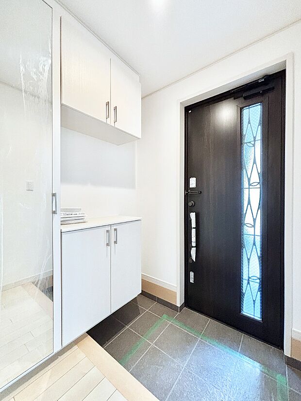 ミラー付きシューズボックスはお出かけ前の身だしなみチェックに便利