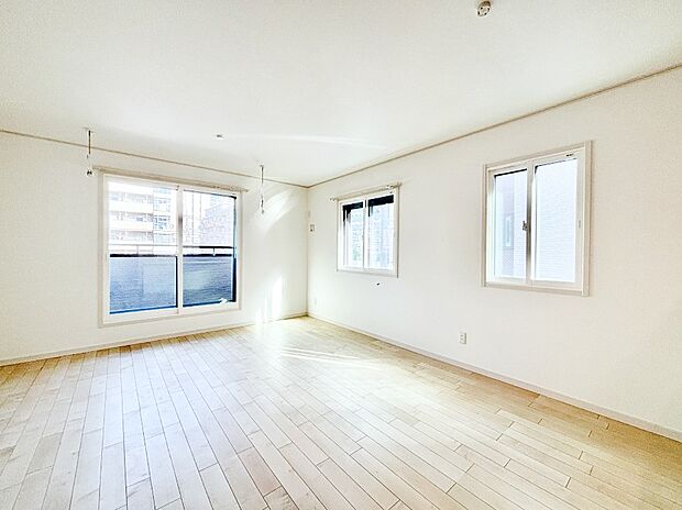 自然光が取り込まれ、家族団らんの場所を明るく演出