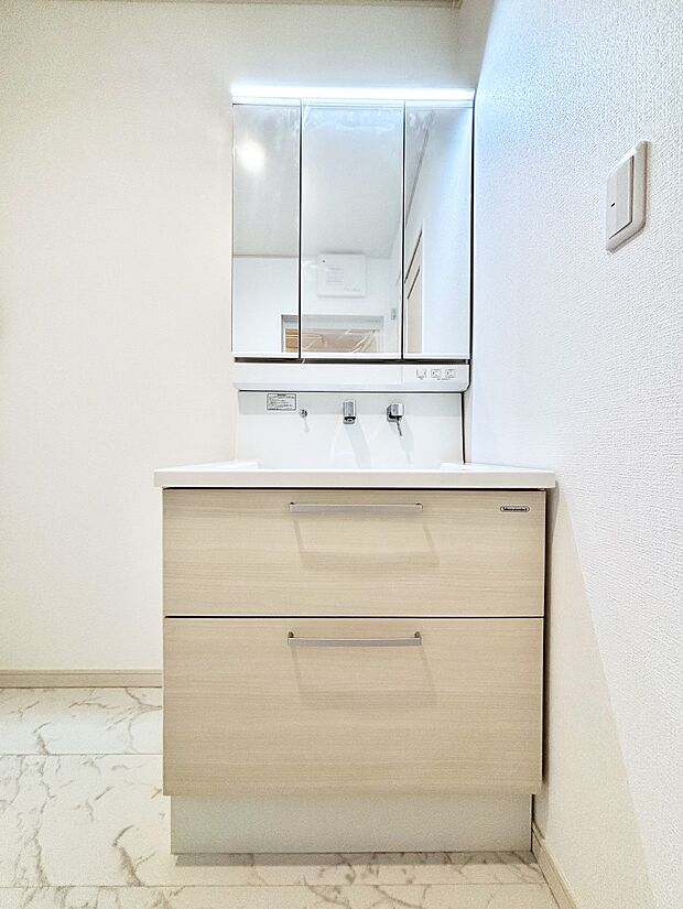 大きく見やすい三面鏡で清潔感ある洗面台は、身だしなみチェックや肌のお手入れにおすすめです。 