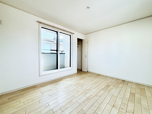 明るいバルコニーサイドに洋室を設置。目覚めの良い寝室に。 