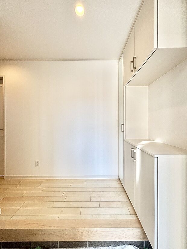 明るい玄関はお客様をお出迎えするのにぴったりです!