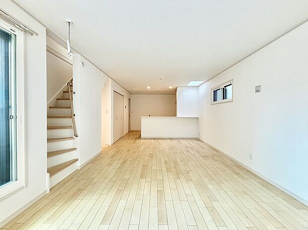 内装「ただいま」「おかえり」家族とのコミュニケーションが深まるリビングイン階段。 