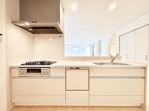 リビングを見渡せる人気のカウンターキッチン。 家族を見守りながら家事をすることができます。