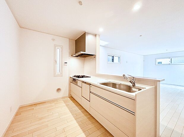 爽やかな風が通り抜けるキッチン。窓があるので明るく換気にも役立ちます。