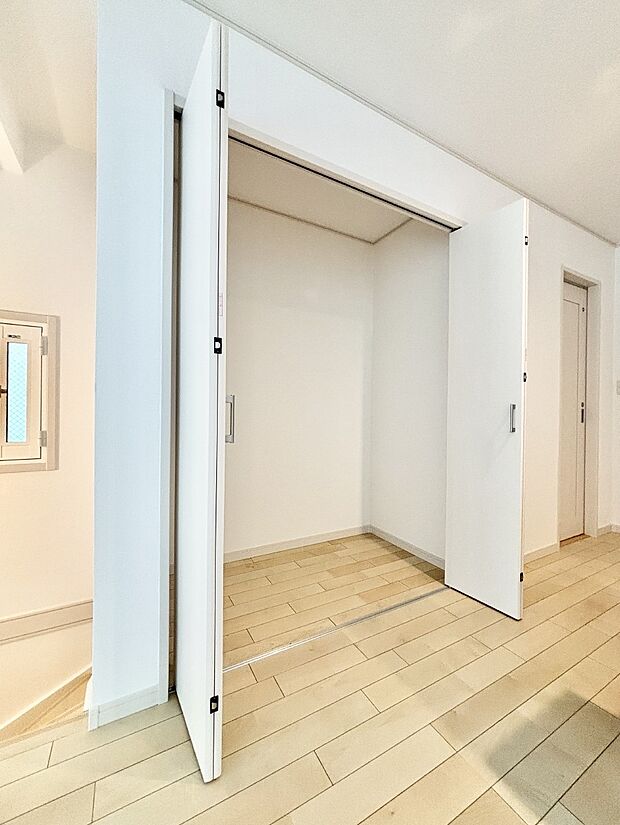 キッチンにはパントリー!食材のストックはもちろん、日用品の収納など使い方はいろいろ!