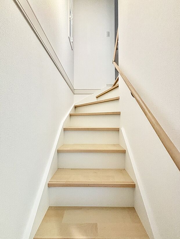 安全性を考慮し階段には手すりを設置しています