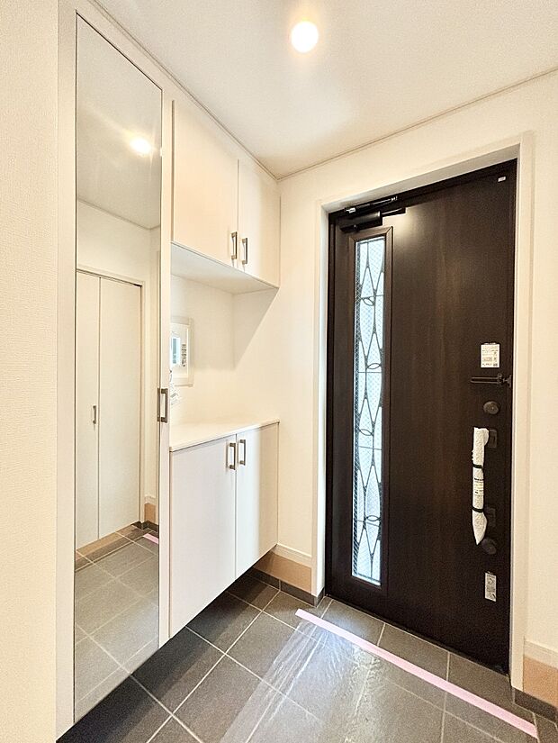 ミラー付きシューズボックスはお出かけ前の身だしなみチェックに便利