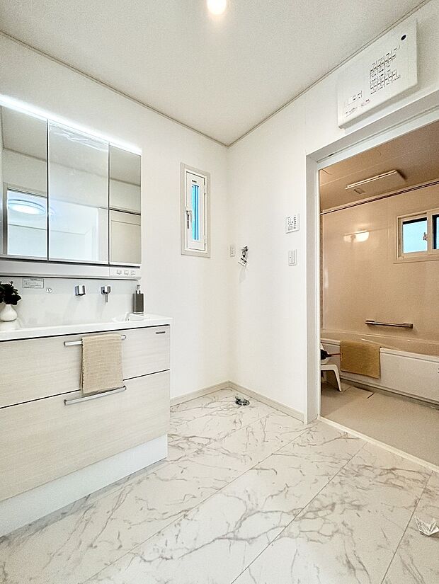 小窓がついているので湿気の多い場所でも換気が十分行えます。毎日の身支度を気持ち良く！