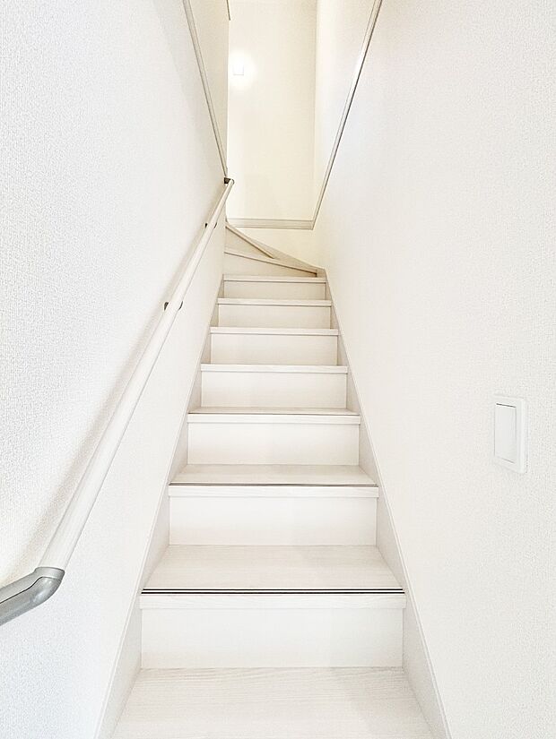 階段は手すり付きなので小さなお子さまやご高齢の方も安心です