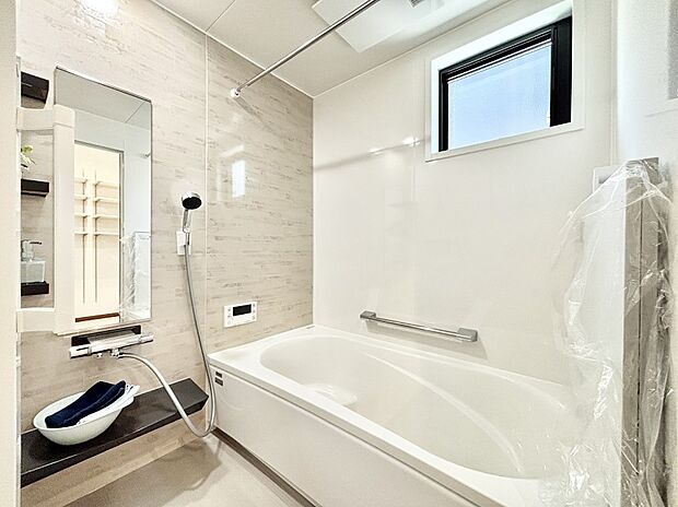 一日の疲れを癒してくれる明るい清潔感のあるバスルーム