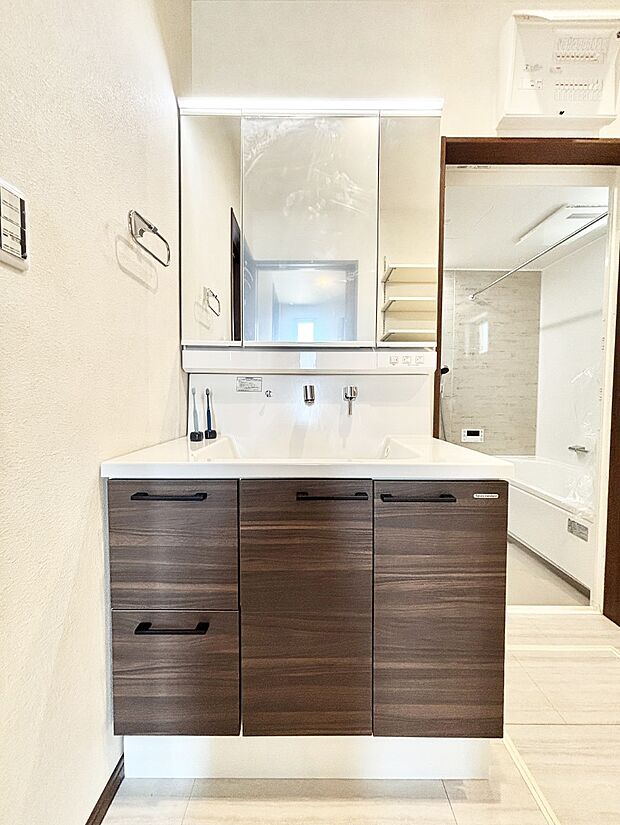 収納力と機能性に優れた洗面化粧台