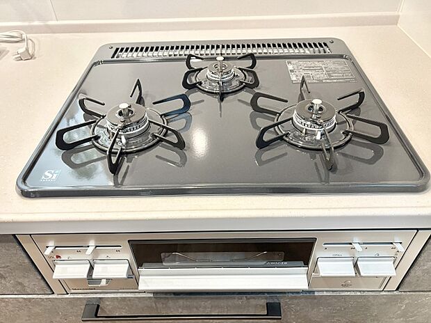 ガスコンロはSiセンサー搭載。火力調節や焦げ付き・消し忘れも防いでくれます。