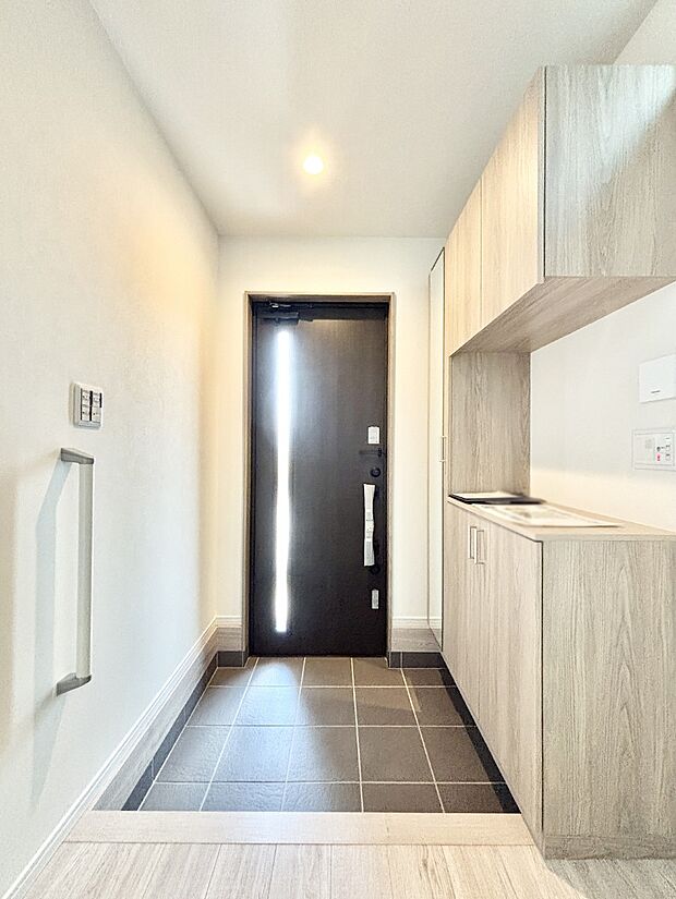 ガラススリットの入った玄関ドアが室内に光を届けてくれます