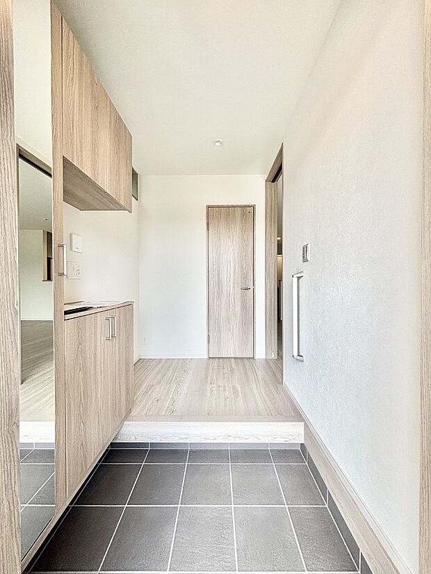 ミラー付きシューズボックスはお出かけ前の身だしなみチェックに便利