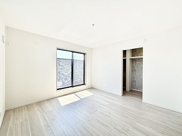 明るいバルコニーサイドに洋室を設置。目覚めの良い寝室に。