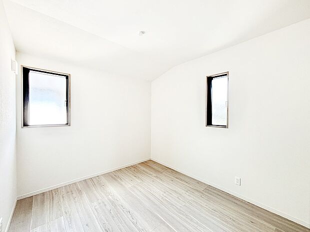 2面採光で気持ちよく自然光が取り入れられるのでお子様のお部屋にもピッタリ