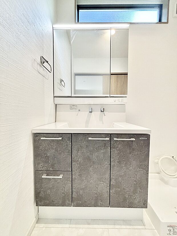 スタイリングに便利な三面鏡、ミラーキャビネットで細かい物スッキリ