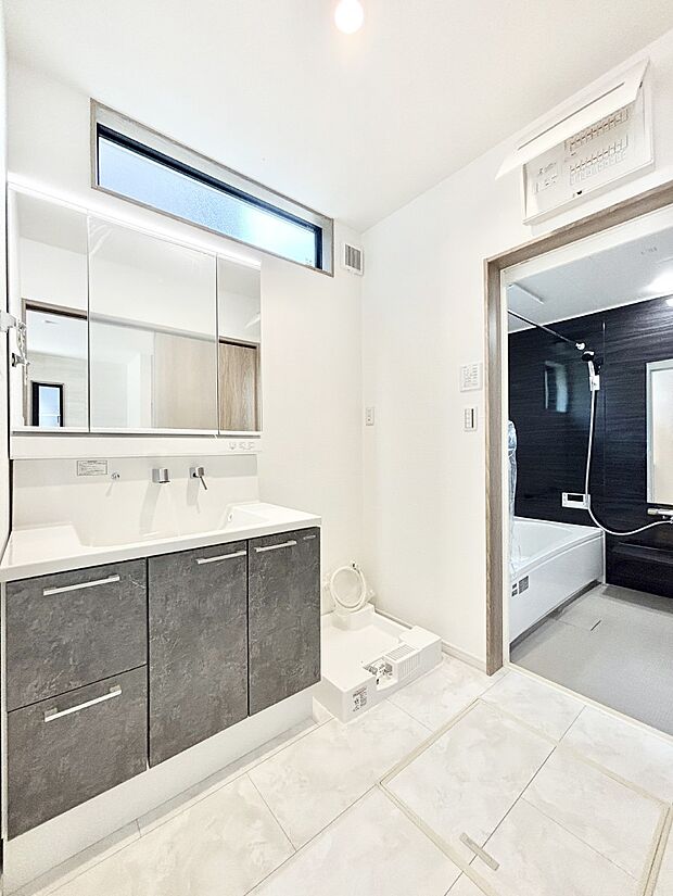 柔らかな朝の光を感じられる窓がついた洗面室