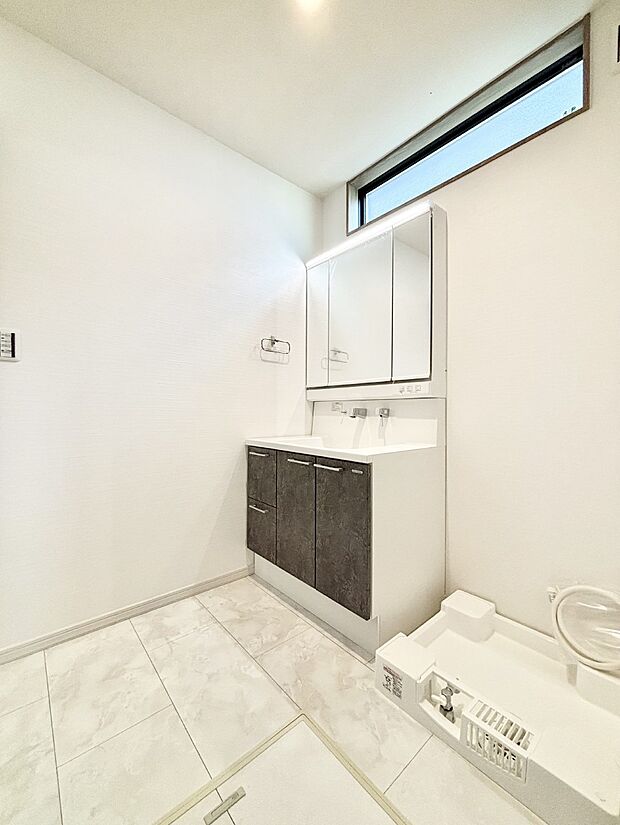 ゆとりの洗面スペースで朝の身支度もラクラク  