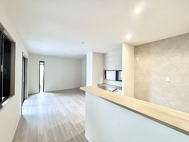 明るい陽光が注ぎ、寛ぎの雰囲気に満たされるリビング・ダイニング。 