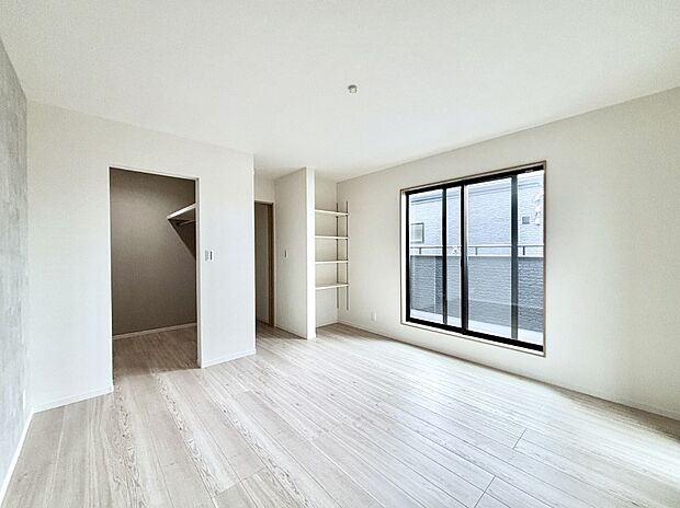 明るいバルコニーサイドに洋室を設置。目覚めの良い寝室に。   