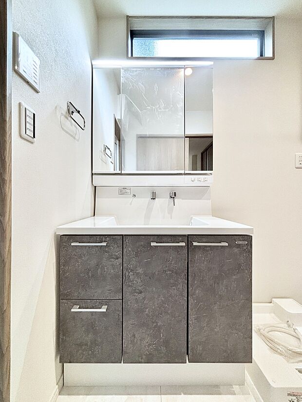 大きく見やすい三面鏡で清潔感ある洗面台は、身だしなみチェックや肌のお手入れにおすすめです。 