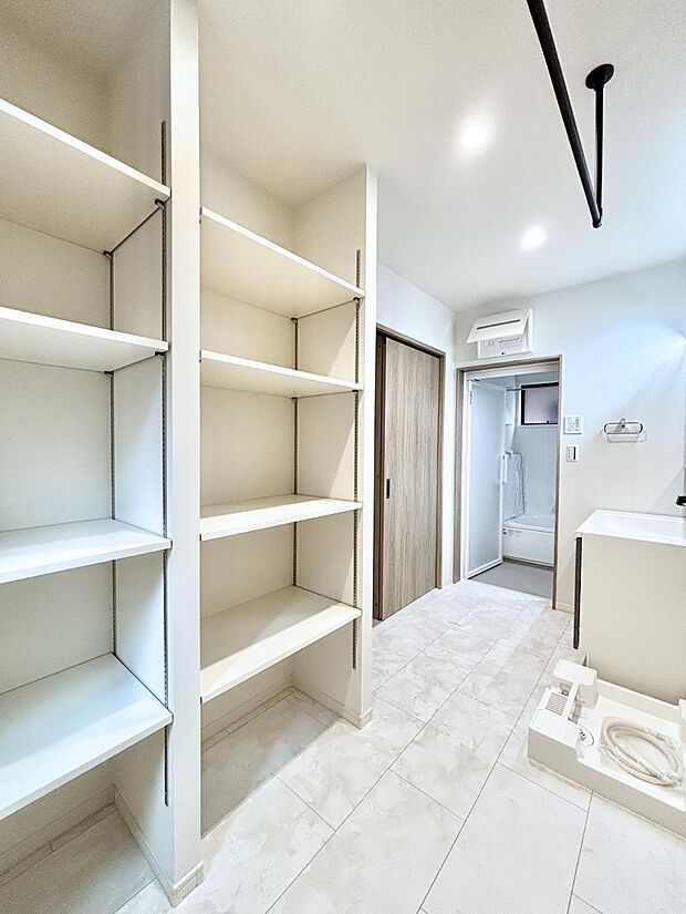 物がたくさん集まる洗面所にうれしい収納棚付きです。  