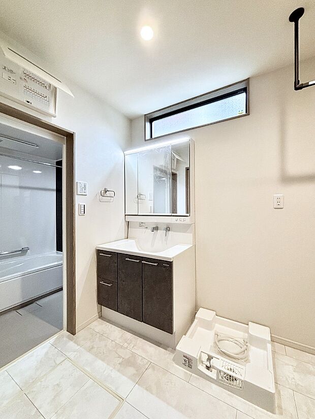 清潔感のある快適空間です。毎日の身支度も気持ち良くお使い頂けます。 