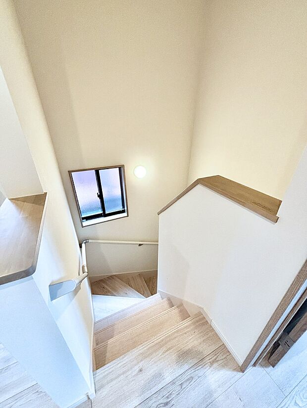 安全性を考慮し階段には手すりを設置しています