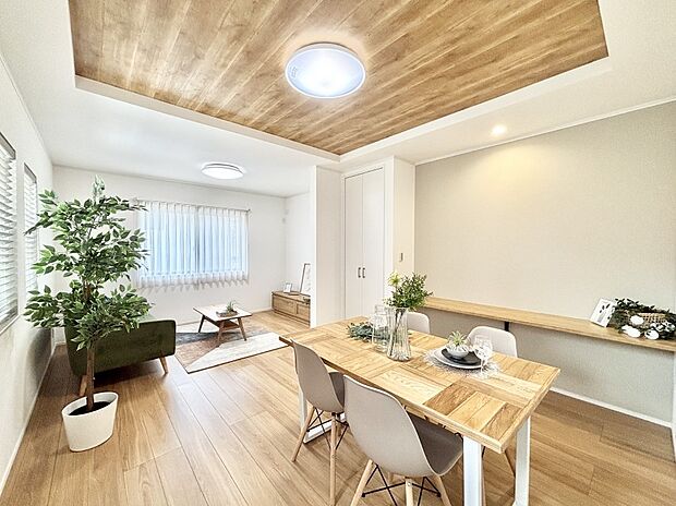 ご家族の賑やかな話し声で包まれる明るいリビング ※家具はCGです