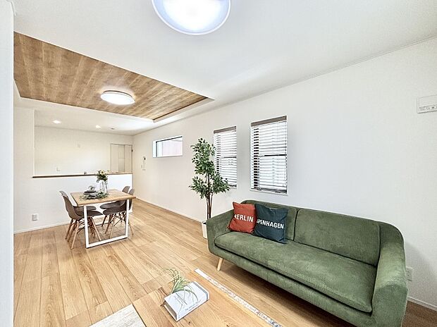 家族団らんの時間も増えそうなくつろぎのリビングダイニング。