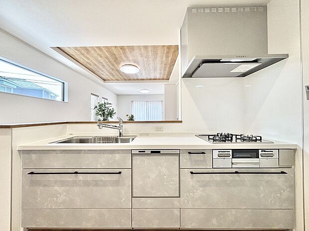 リビングを見渡せる人気のカウンターキッチン。 家族を見守りながら家事をすることができます。