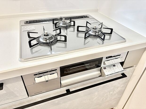 ガスコンロはSiセンサー搭載。火力調節や焦げ付き・消し忘れも防いでくれます。