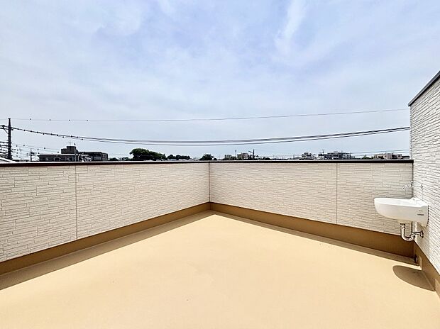 スカイバルコニー。眺めも良く、大きな洗濯物も広げて干せます。