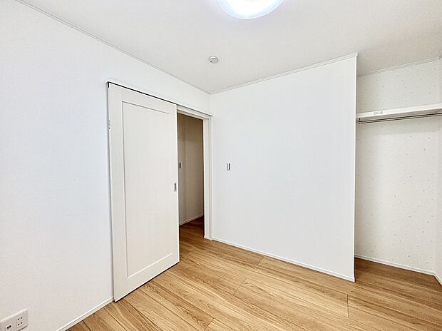 物や洋服の出し入れがスムーズなオープンクローゼット付きのお部屋