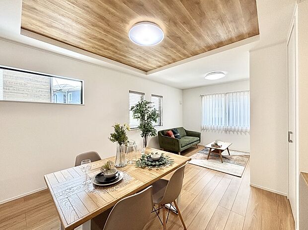 折り上げ天井はは立体的な奥行きがあるので、天井が広く見えて開放的な空間を演出できます。