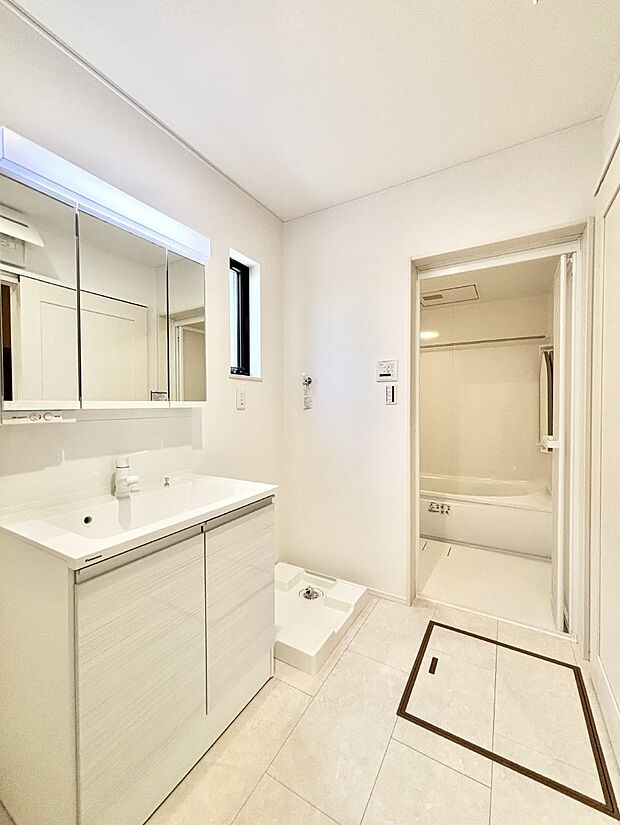 小窓がついているので湿気の多い場所でも換気が十分行えます。毎日の身支度を気持ち良く!