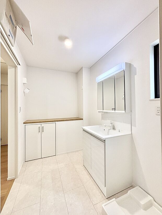 下部物入カウンター付きのランドリースペース。