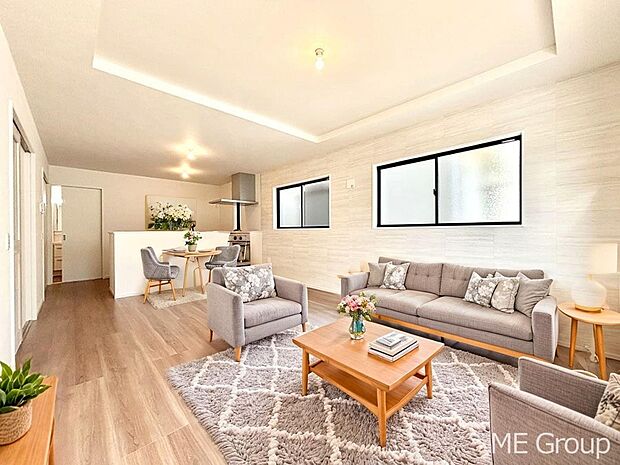 ご家族の賑やかな話し声で包まれる明るいリビング  ※家具はCGです