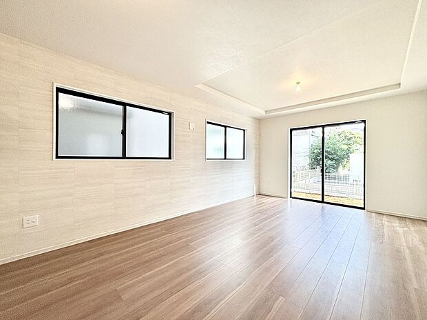 大きな窓からたっぷりの陽光と風を感じられるリビング