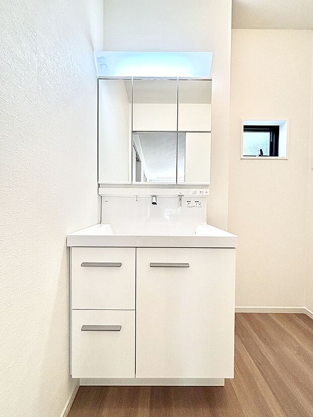 大きく見やすい三面鏡で清潔感ある洗面台は、身だしなみチェックや肌のお手入れにおすすめです。 