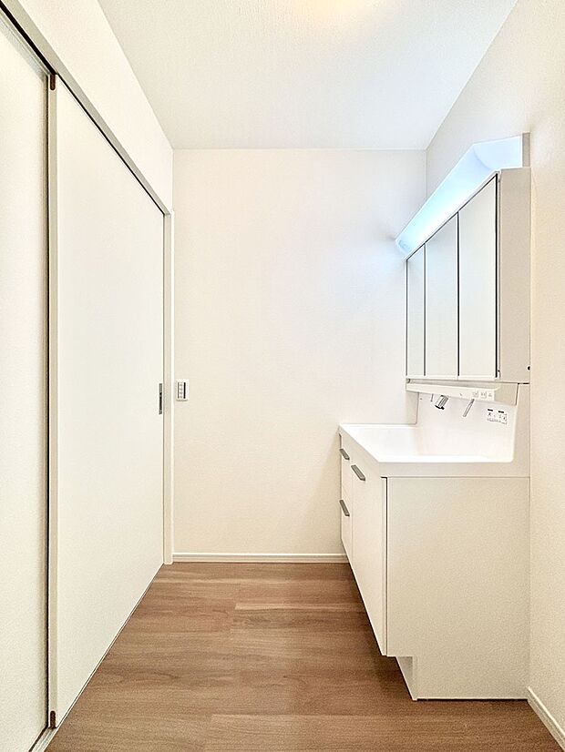 明るい洗面所は毎朝の身支度も楽しくできちゃいそうです。