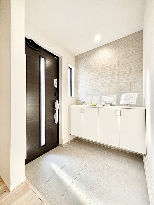 明るい陽光が入り込む玄関。ご家族の靴もスッキリ収納できる玄関収納付き!