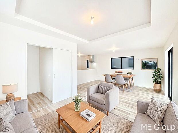 クローゼット付きのLDKは19帖で広々！　※家具はCGです