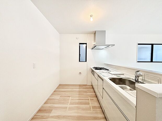 爽やかな風が通り抜けるキッチン。窓があるので明るく換気にも役立ちます。