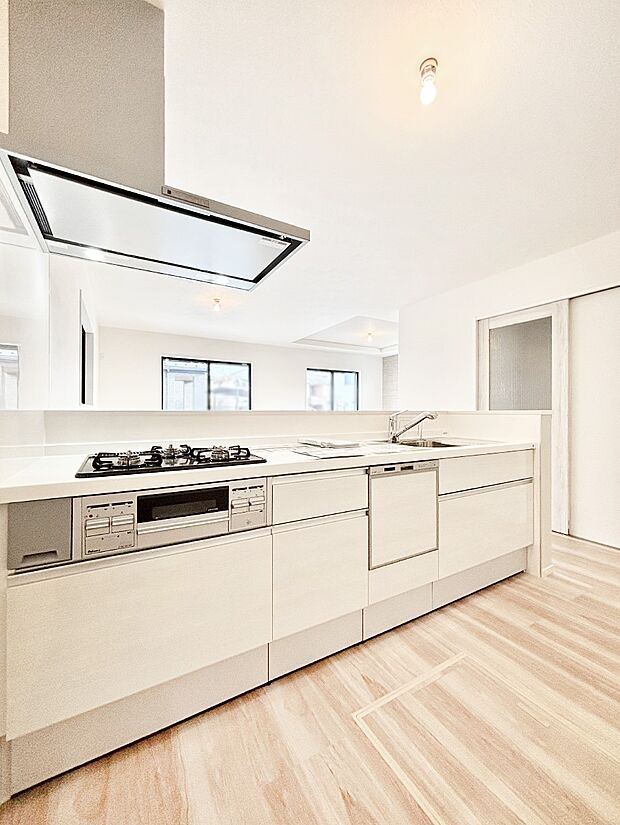 カウンター越しに楽しいおしゃべり。いつものお料理がもっと美味しくなりそうですね。 